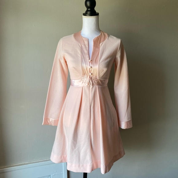 Vintage Other - Beautiful lt pink Gossard Artemis short zip robe